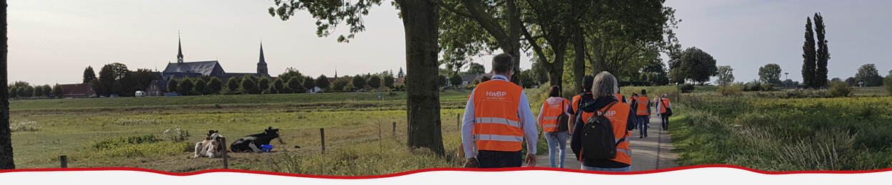 dijkwerkers lopen langs de weg tijdens excursie