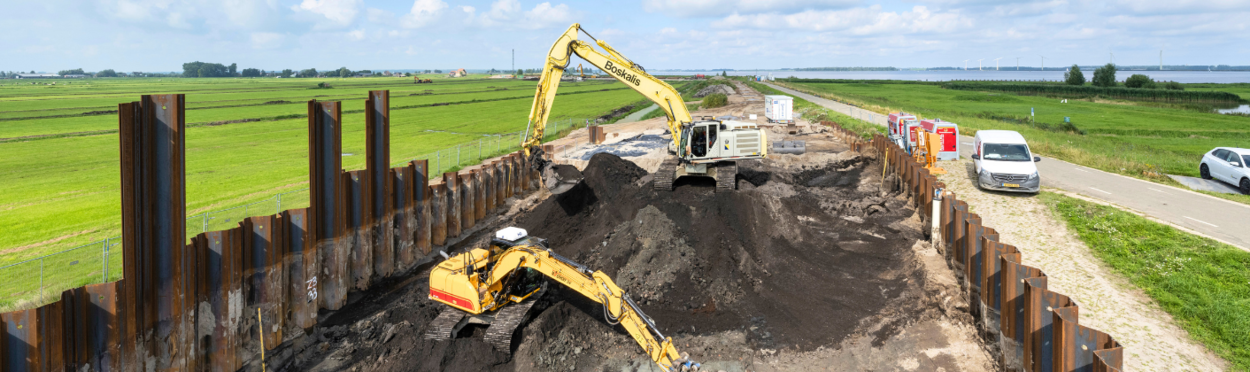 Graafmachines aan het werk bij HWBP project Westdijk gemeente Bunschoten