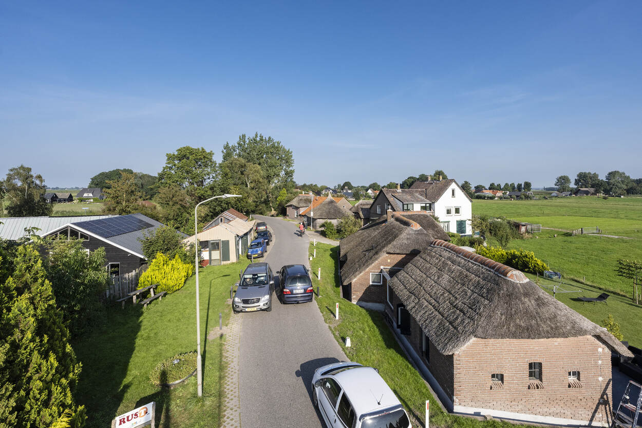 Auto's passeren elkaar op de Noordelijke Randmeerdijk