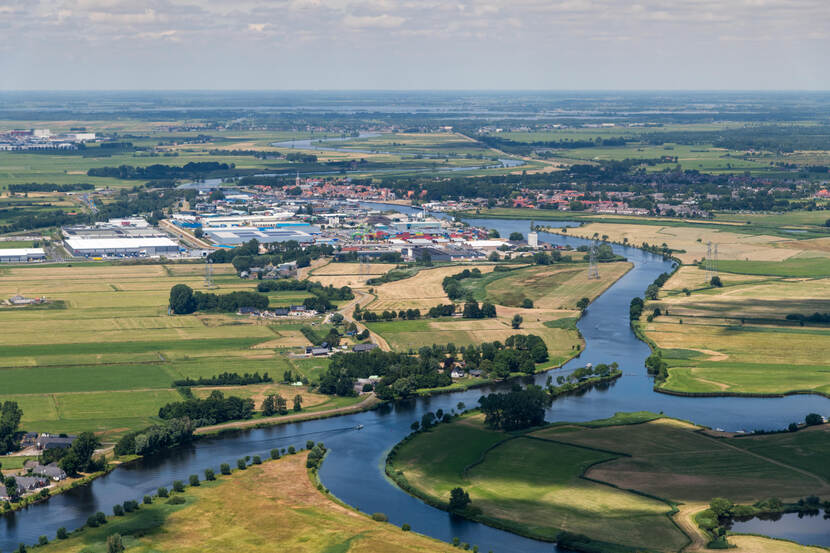 Luchtfoto van rivier in Nederland