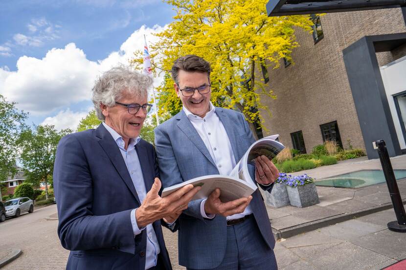 Maathijs Kok en Erik Wagener bladeren door All Risk boek