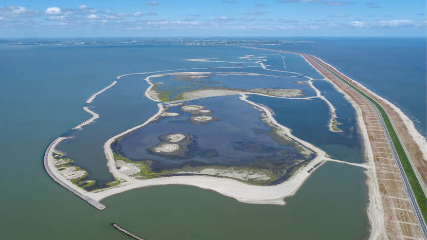 Luchtfoto van natuurgebied Tintelzand naast de versterkte Houtribdijk