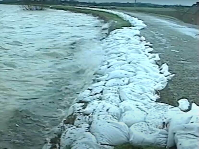 Zandzakken op dijk bij hoogwater in 1995