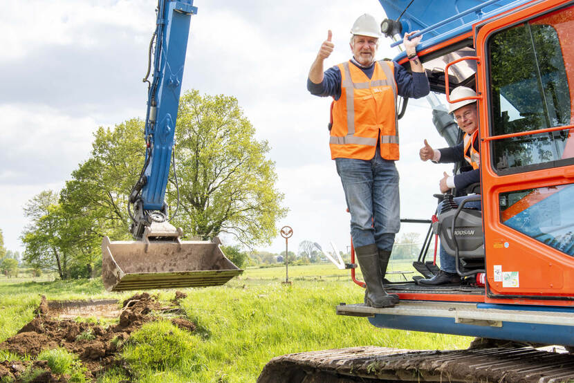 Ger Peeters bij start uitvoering dijkversterking Nieuw Bergen