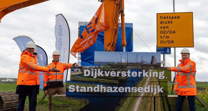 Anco Sneep (dagelijks bestuurslid van Brabantse Delta), Peter van Gelderen (Manager Operations Van Oord Dredging & Infra) en Eric Withaar (directeur van het Hoogwaterbeschermingsprogramma) gaven het startschot voor de werkzaamheden