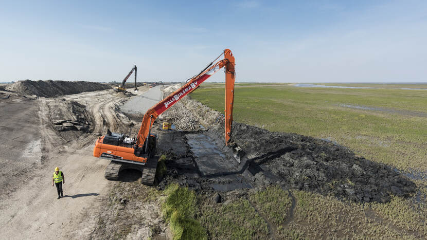 Werkzaamheden aan de Lauwersmeerdijk