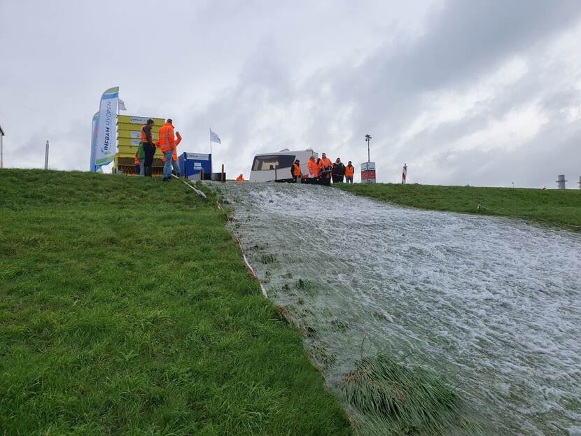 Dijkwerkers on Tour op bezoek bij IJsselmeerdijk