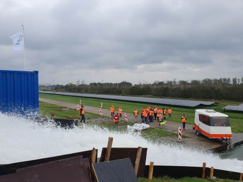 Dijkwerkers on Tour op bezoek bij de golfoverslagproef op de IJsselmeerdijk