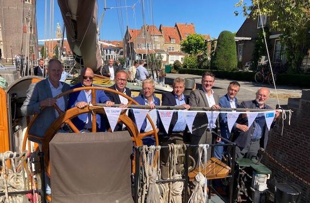 bestuurders op boot bij sas-sluis enkhuizen