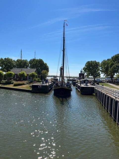 boot bij sas-sluis enkhuizen