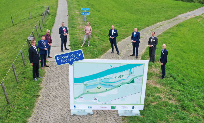 Bestuurders bij plattegrond gebiedsontwikkeling Paddenpol