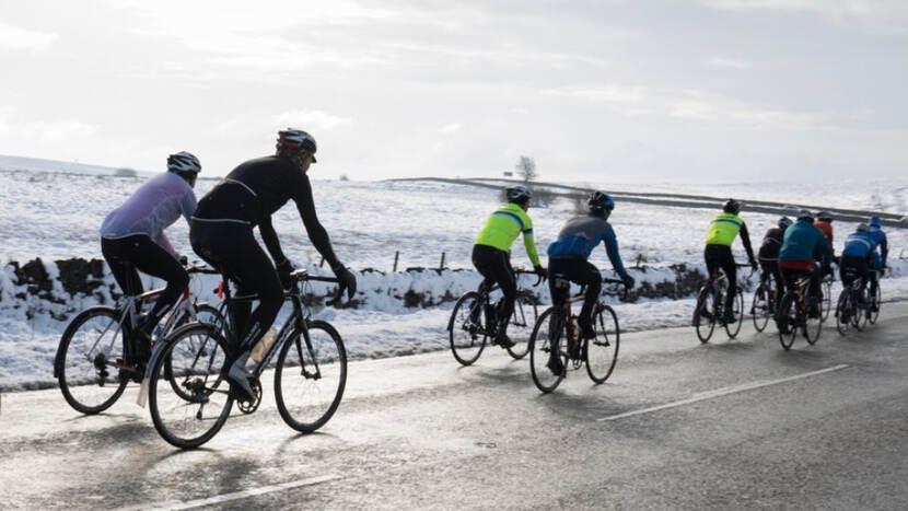 fietsers in winter