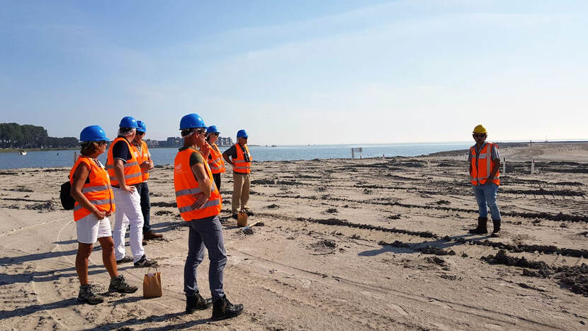 Uitleg voor groep bij werkbezoek aan Markermeerdijk