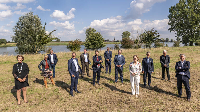 Groepsfoto van bestuurders die betrokken zijn bij de bestuurlijke overeenkomst Meanderende Maas