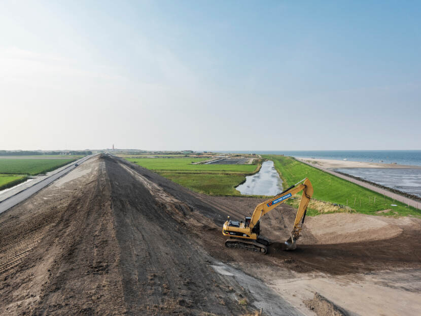 Werkzaamheden aan dijk in Nederland