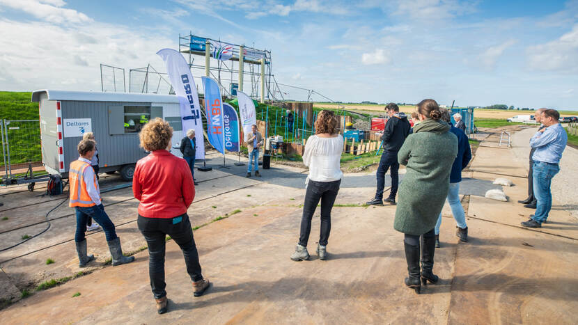 presentatie in de buitenlucht van proef om faalmechanisme piping te onderzoeken