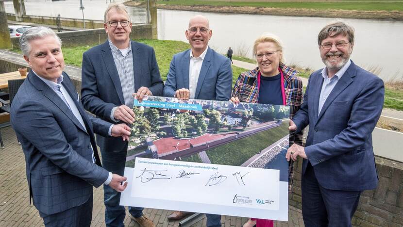 aannemers tekenen contract voor project