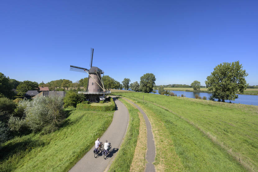 Molen op de dijk tussen Ravenstein en Lith