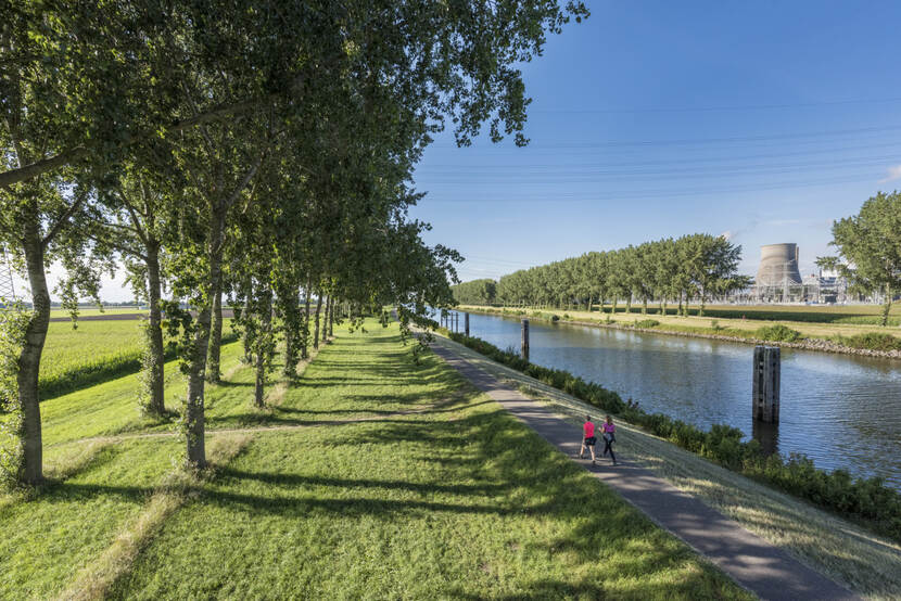 Wandelaars op dijk tussen Geertruidenberg en Amertak