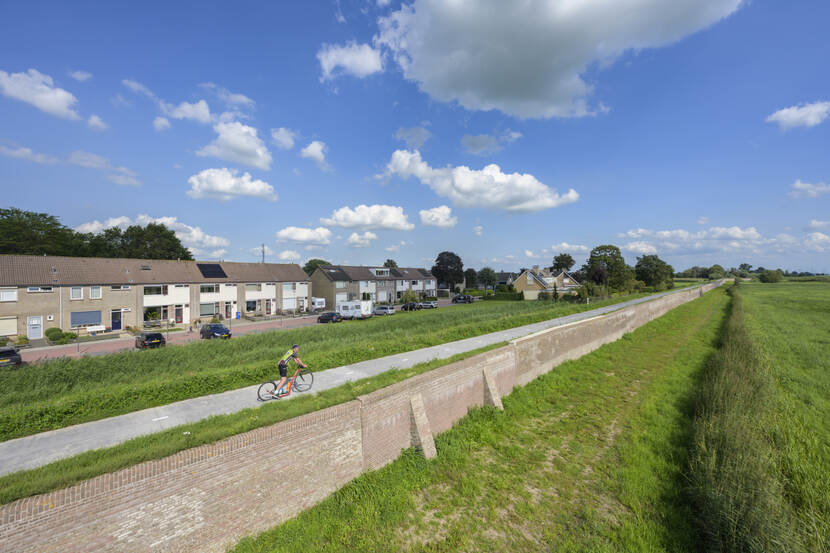 Fietser op Stenendijk in Hasselt