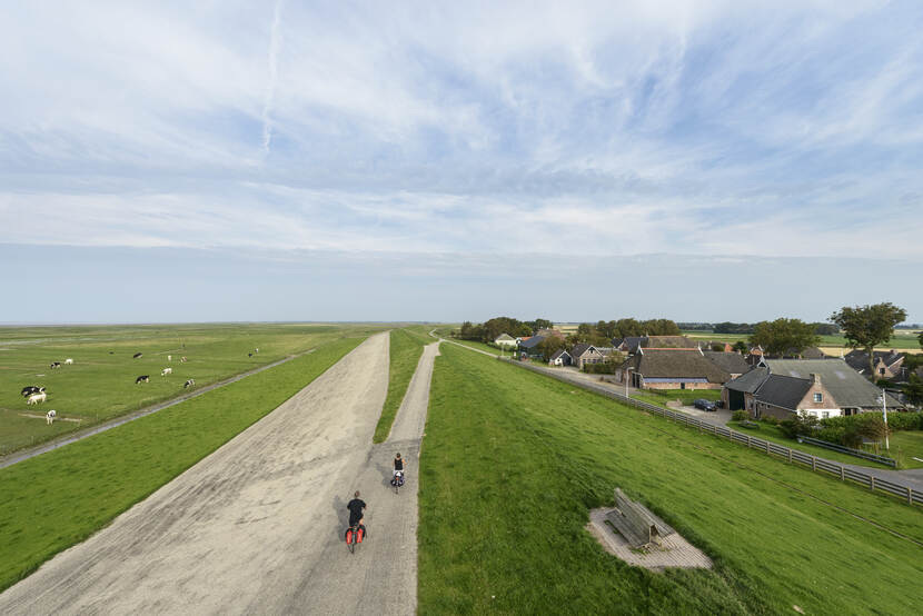 Fietsers op de dijk tussen Koehool en het Lauwersmeer