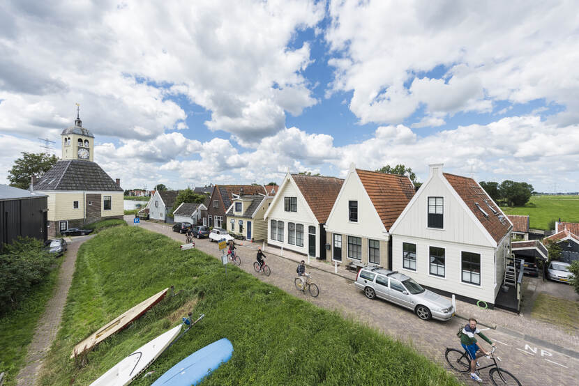 Fietsers op de dijk in Durgerdam