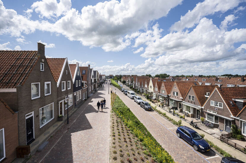 bebouwing bij dijk volendam