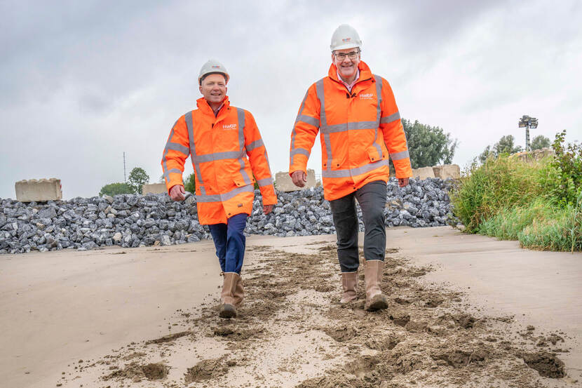 De twee HWBP-directeuren op veldbezoek