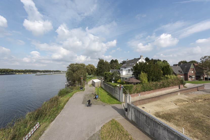 Fietser op dijk in Belfeld