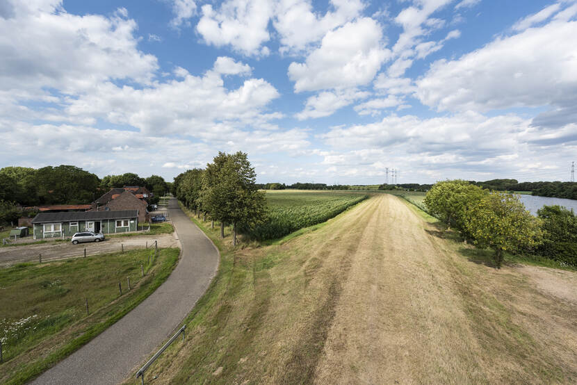 Huis aan een dijk in Heel