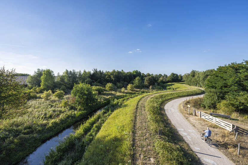 Fietser op dijk bij Thorn en Wessem