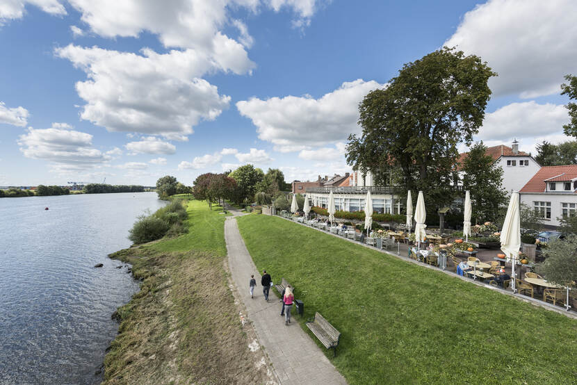 Wandelaars op dijk