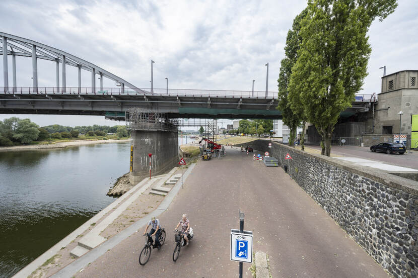 De rijnkade in Arnhem