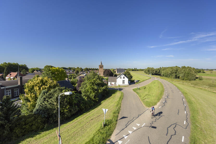 Fietser op het dijktraject langs de Waal