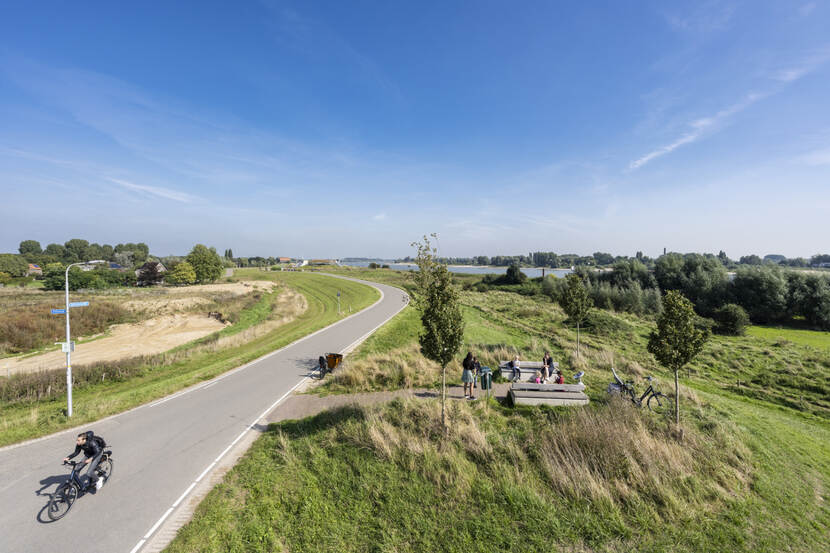 Fietsers op Dijkverlenging Lent