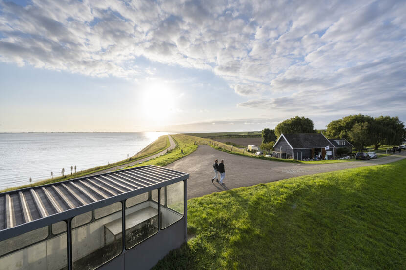 Wandelaars op de dijk bij Zuid-Beveland Oost