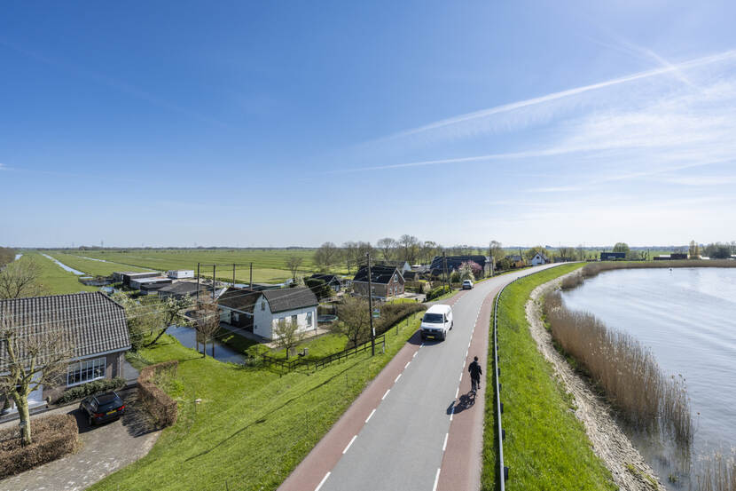 Fietser op dijk tussen Krimpen aan den IJssel en Gouderak