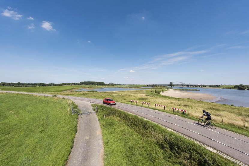 Verkeer op de dijk tussen Jaarsveld en Klaphek