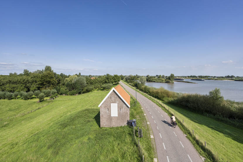 Fietser op dijk nabij het dorp Jaarsveld